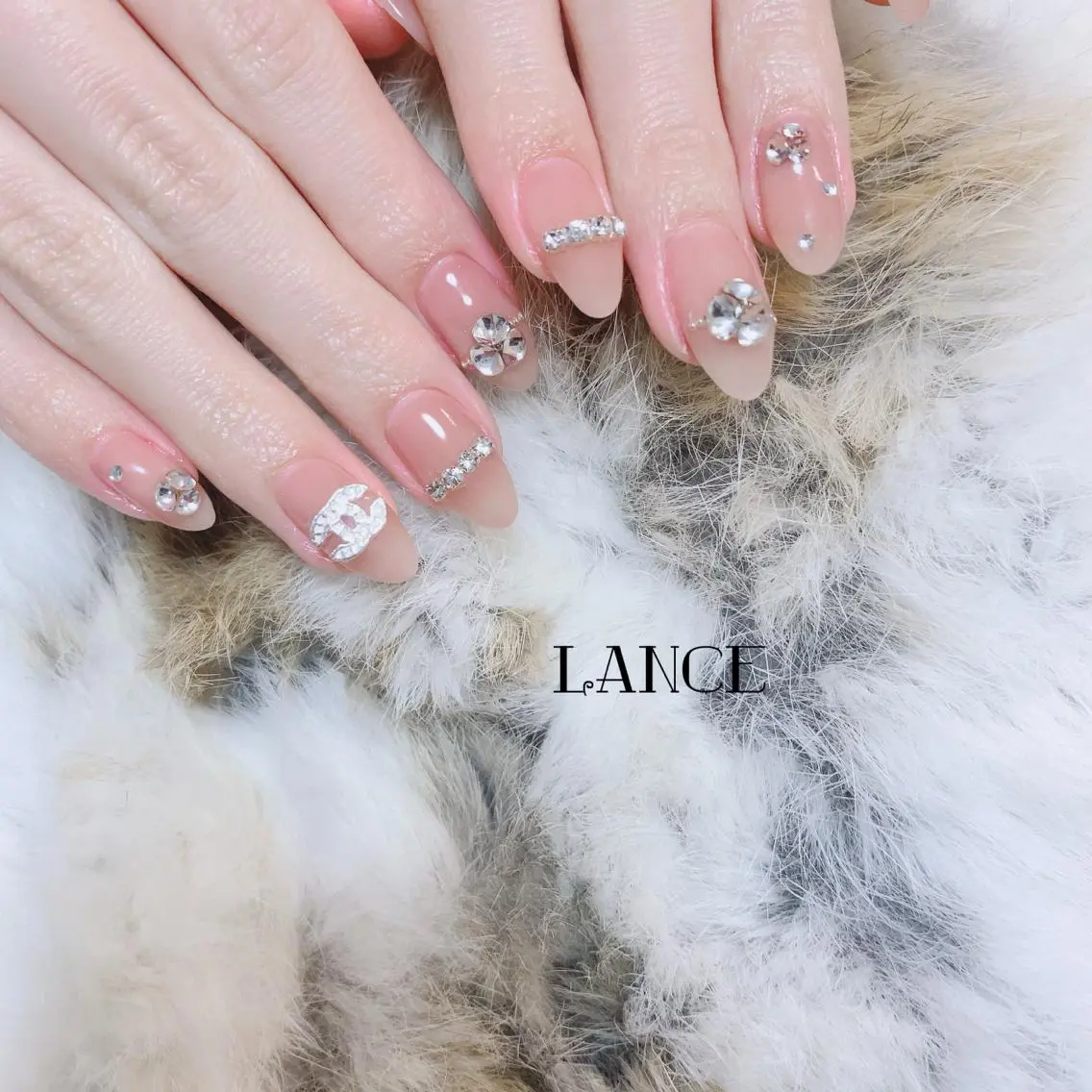 ミディアム ネイル クリスマス オーロラネイル フレンチネイル ワンホンネイル 冬ネイル ハンドネイル Lance nailのネイルデザイン
