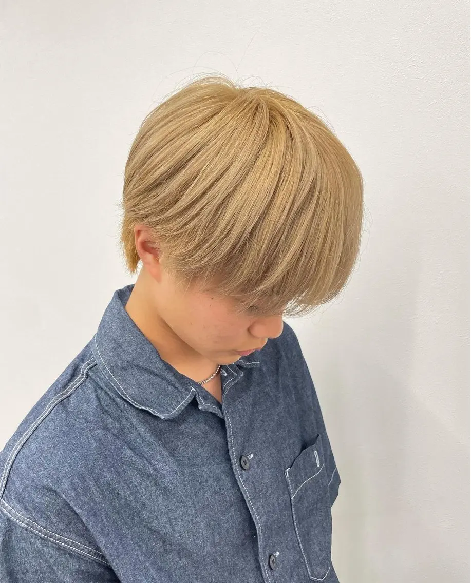 メンズ メンズハイトーン マッシュウルフ マッシュ メンズウルフカット ウルフカット 久保 嗣温のヘアスタイル