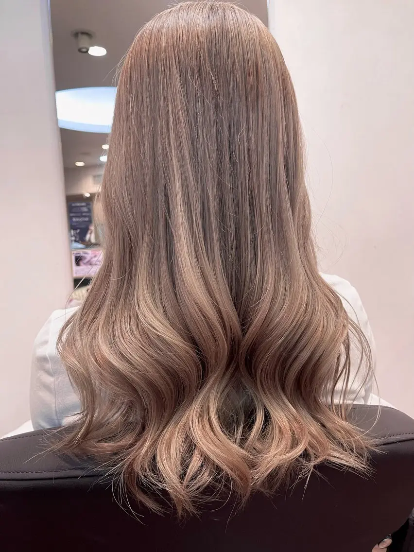 ロング カラー ベージュカラー ブリーチ ミルクティーベージュ 安樂 優希のヘアスタイル