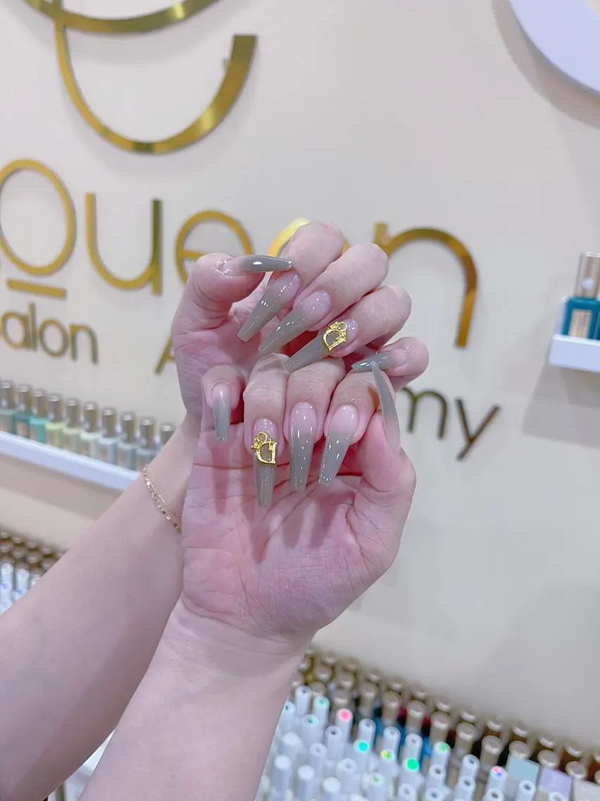 ネイル ハンドネイル MQueen ネイルサロンマルのネイルデザイン