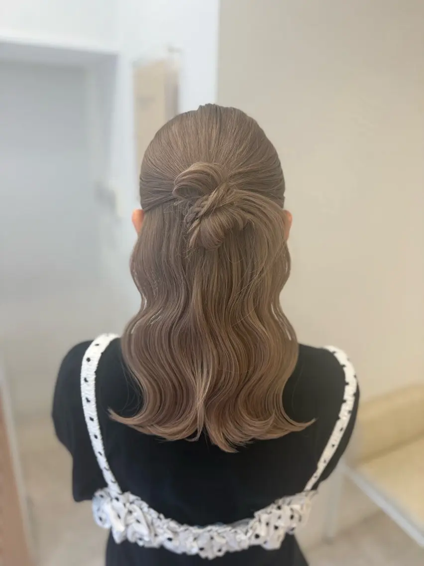 ミディアム ヘアアレンジ ハーフアップ MIREI / モデル様募集中🎀のヘアスタイル