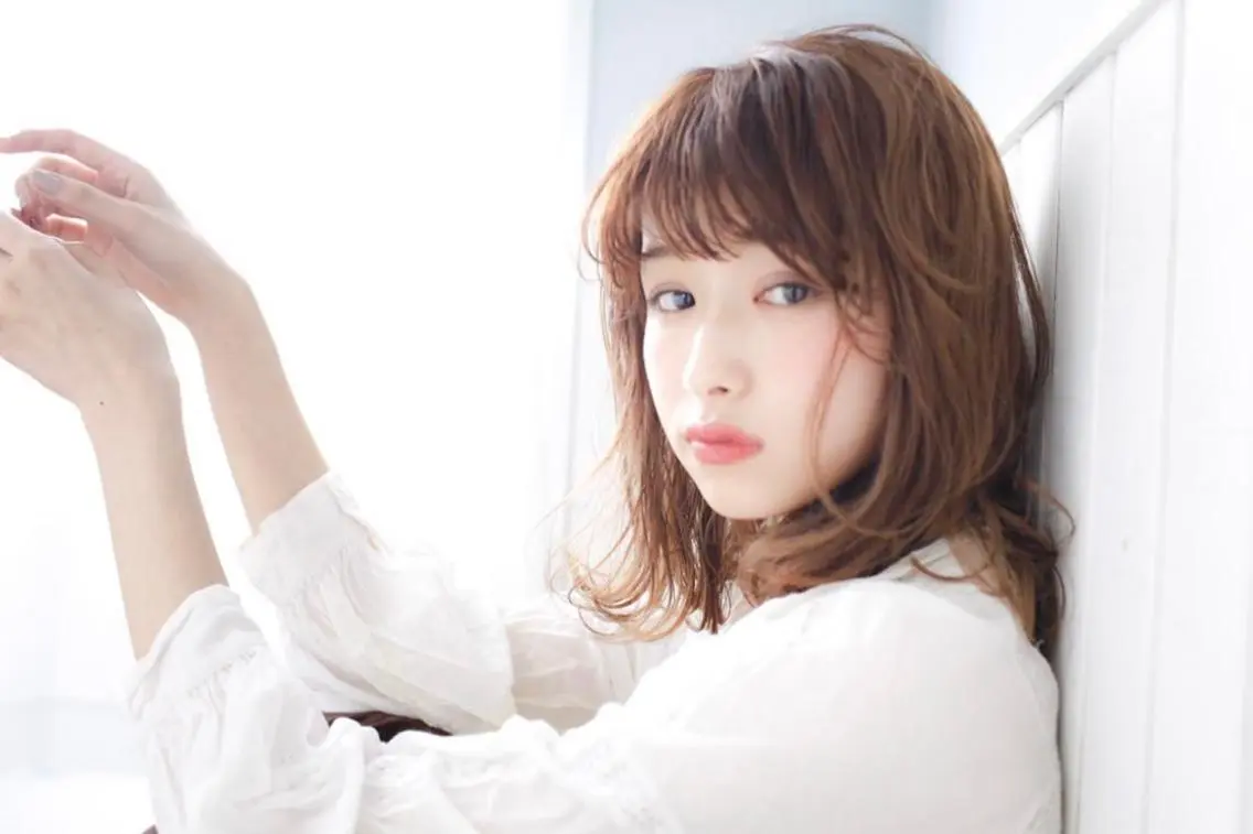 ミディアム カラー パーマ ヘアアレンジ メンズ キッズ ネイル マツエク・マツパ カット 縮毛矯正 レイヤーカット／ 巻ける縮毛矯正のヘアスタイル