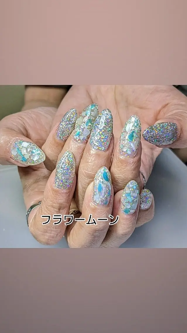 ネイル ラメ(グリッター) ハンドネイル ハンドケア フラワー ムーンのネイルデザイン