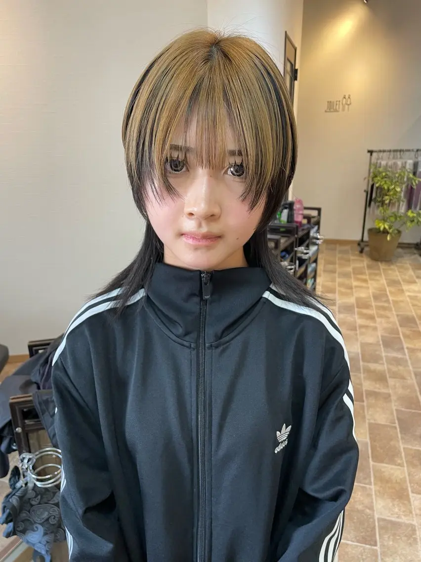 ショート カラー ベージュカラー ウルフカット カット ヘアカラー YUI/ ブリーチカラー🌷のヘアスタイル