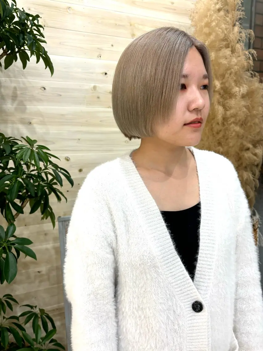 ショート カラー ベージュカラー ブリーチ ケアブリーチ ホワイトベージュ 韓国ヘア／艶カラー minamiのヘアスタイル