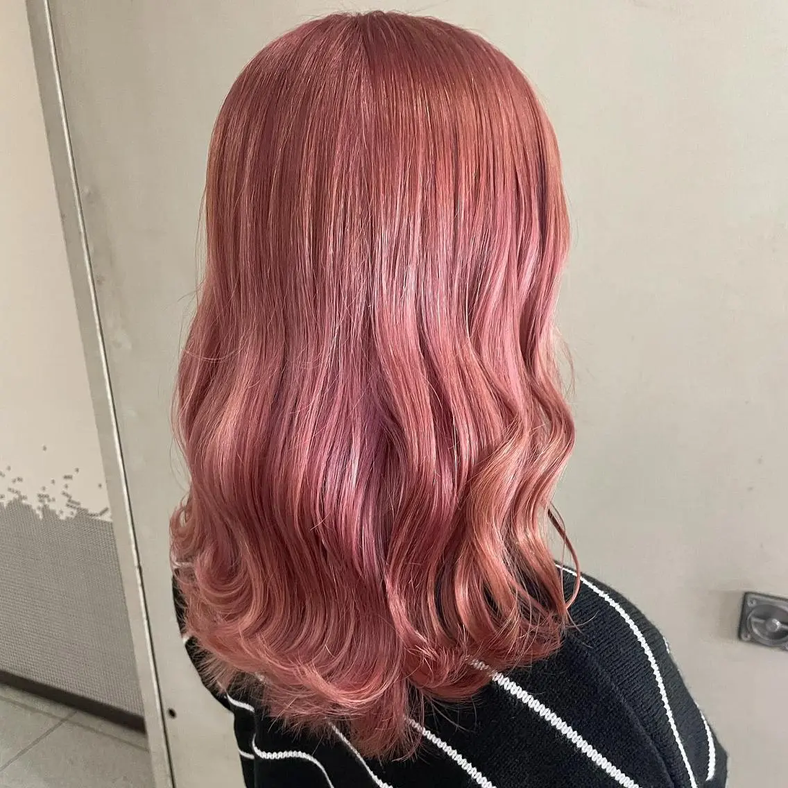 ミディアム カラー ブリーチ ダブルカラー イヤリングカラー トリートメント 吉村 夏椰のヘアスタイル