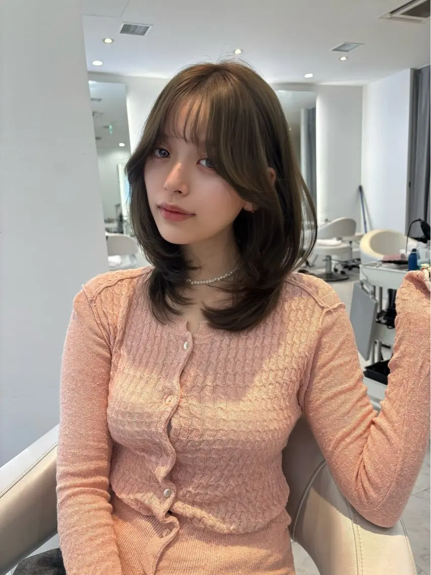 ミディアム カラー ブラウンカラー オリーブブラウン レイヤーカット カット ヘアカラー トリートメント レイヤーカット🎀 kanaのヘアスタイル