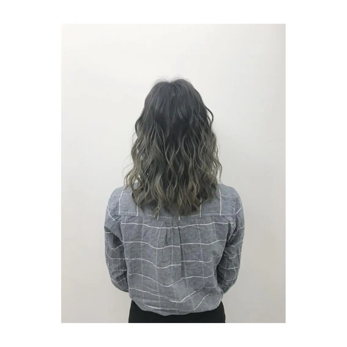 セミロング カラー グラデーションカラー グレージュ イルミナカラー 永岡 鉄平のヘアスタイル
