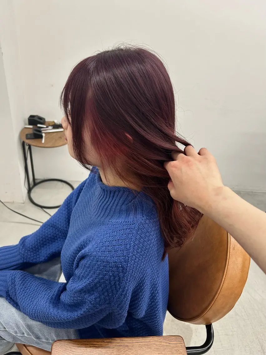 セミロング PELEハイトーン shinobuのヘアスタイル