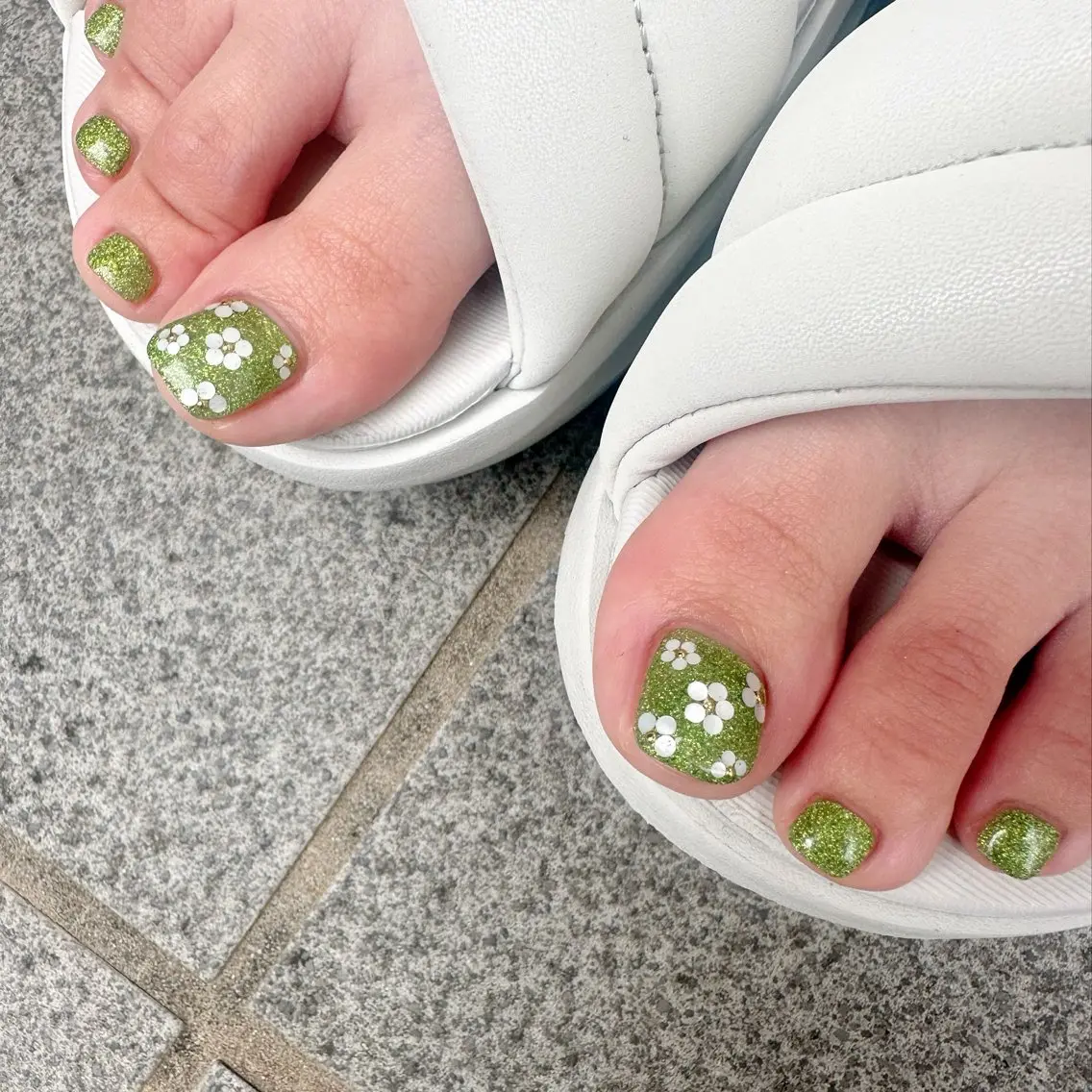 ネイル アートネイル クリアネイル フットネイル グリーン ホログラムネイル 🪞KAPE NAIL 🪞のネイルデザイン