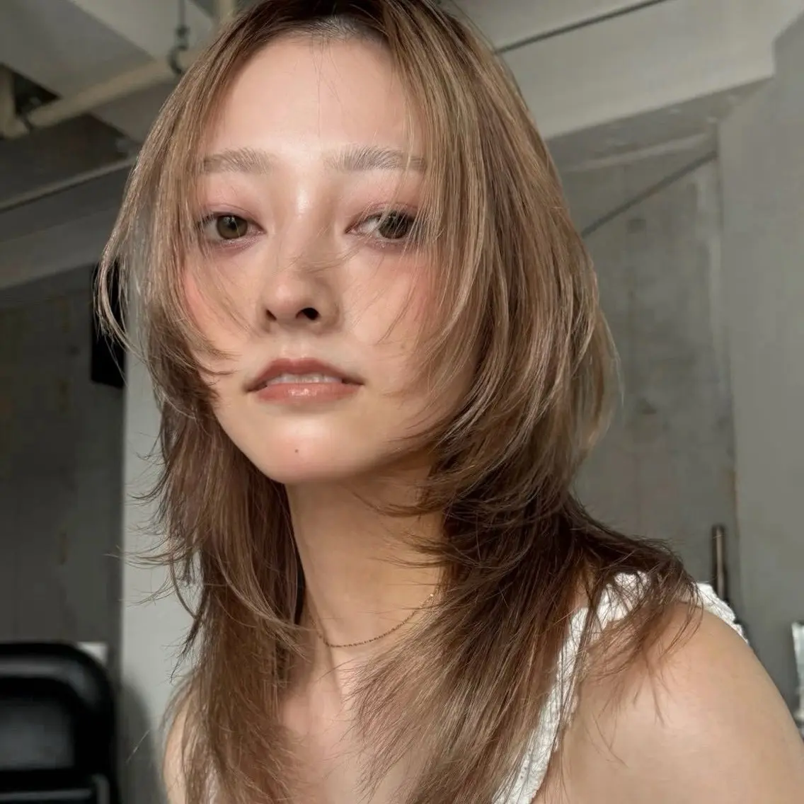 セミロング カラー りゅうせい ハイトーンのヘアスタイル