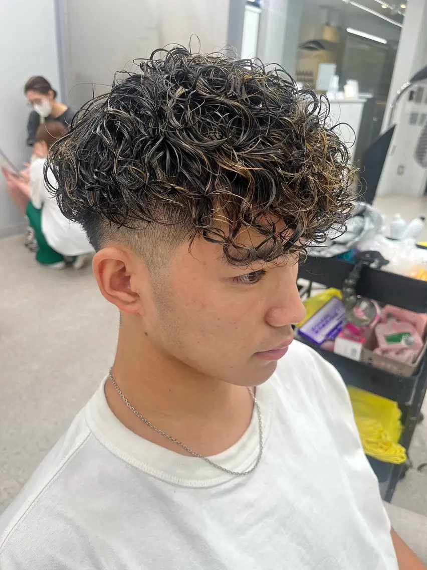 カラー パーマ メンズ メンズブリーチ メンズハイライト メンズパーマ スペインカール ブリーチ カット パーマ 🍐シャドウパーマ メンズ特化/守岡🍐のヘアスタイル