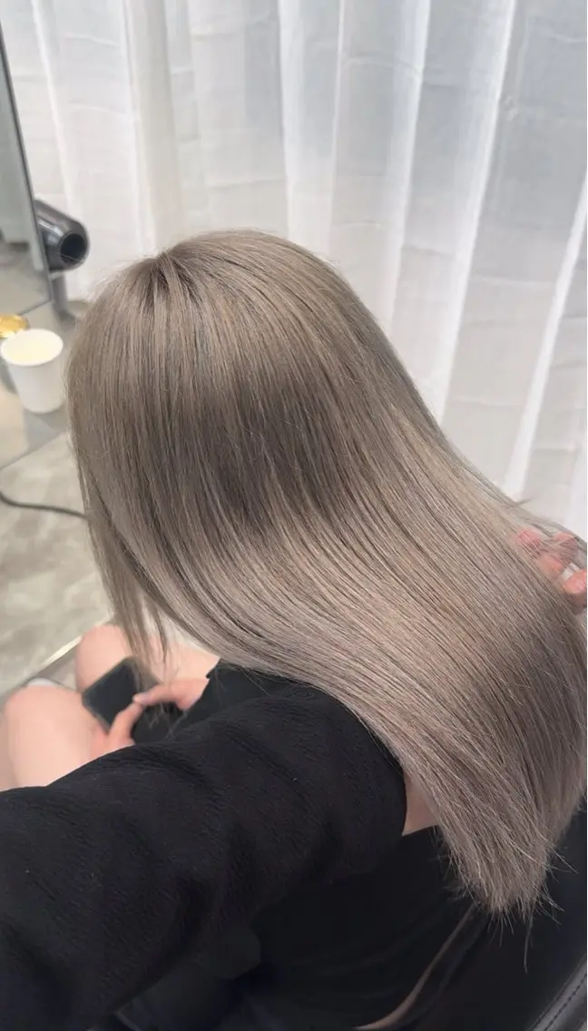 セミロング カラー ダブルカラー グレージュ ミルクティーグレージュ 【レイヤーカット】 海老原寛大のヘアスタイル