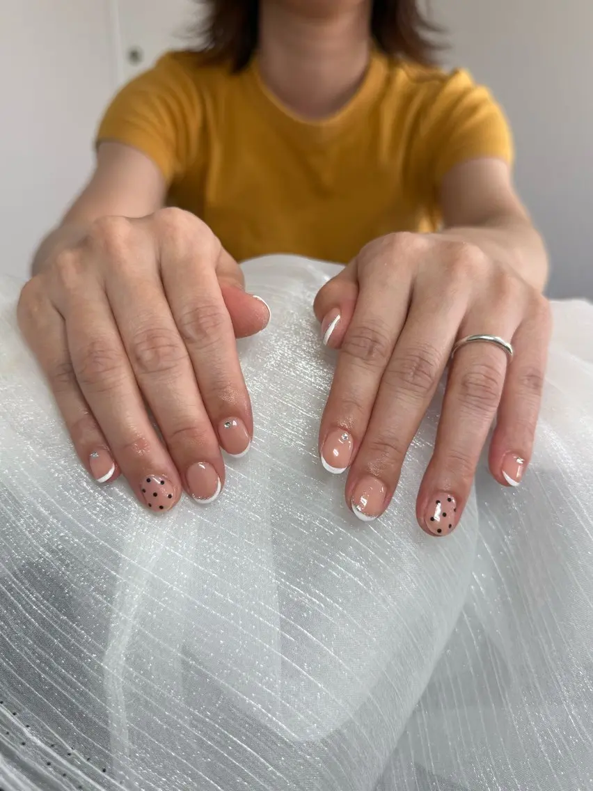 ネイル ドット フレンチネイル ラメ(グリッター) Nailroom Hのネイルデザイン