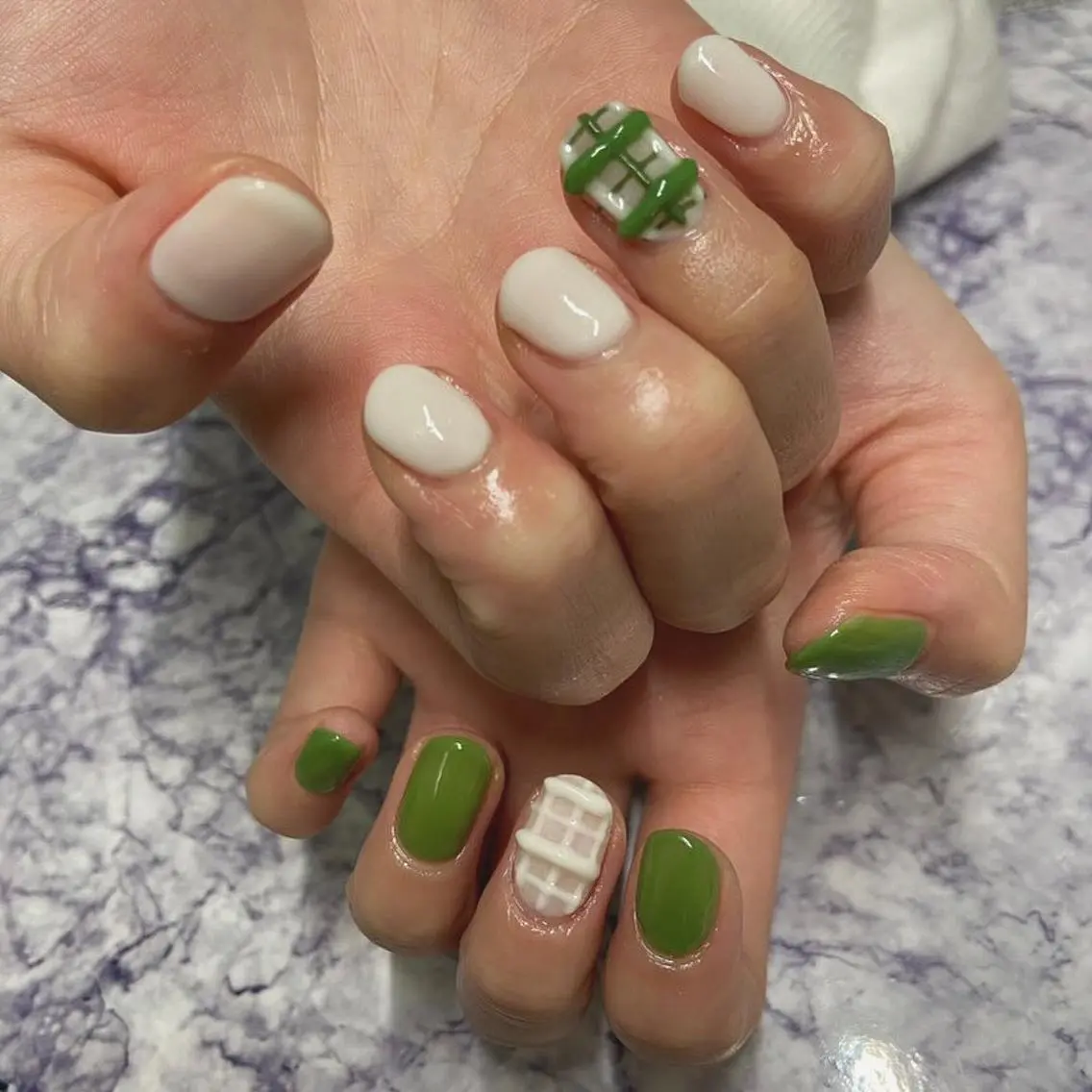 ジェルネイルワンカラー8️⃣本➕デザイン2️⃣本【ハンドorフット】の写真