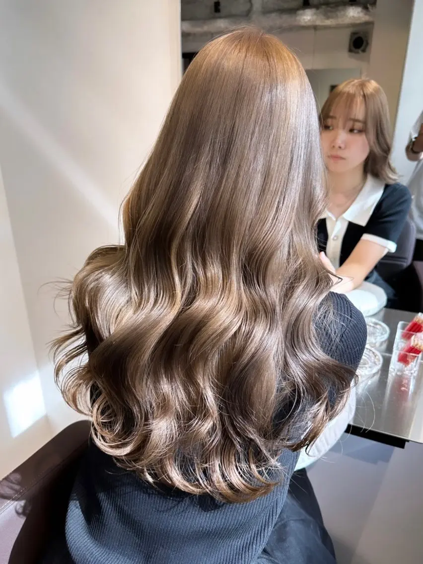 ロング カラー ヘアアレンジ ベージュカラー ブリーチ イヤリングカラー ハイトーンカラー ミルクティーベージュ カット ヘアカラー トリートメント 髪質改善/レイヤー 縮毛矯正/ケラチン耀のヘアスタイル