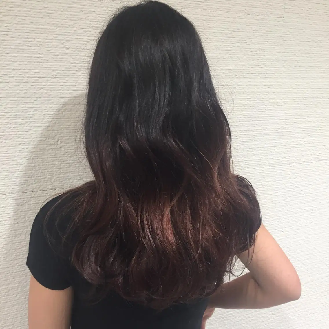 カラー グラデーションカラー ピンクカラー レッドカラー 赤阪 優奈のヘアスタイル