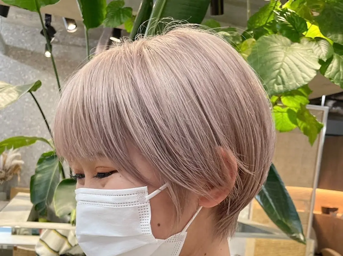 ショート ハイトーン💎 ホワイトベージュ坪谷のヘアスタイル