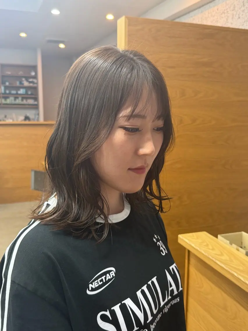 ミディアム カット ヘアカラー トリートメント SEE-SAW． MANAKAのヘアスタイル