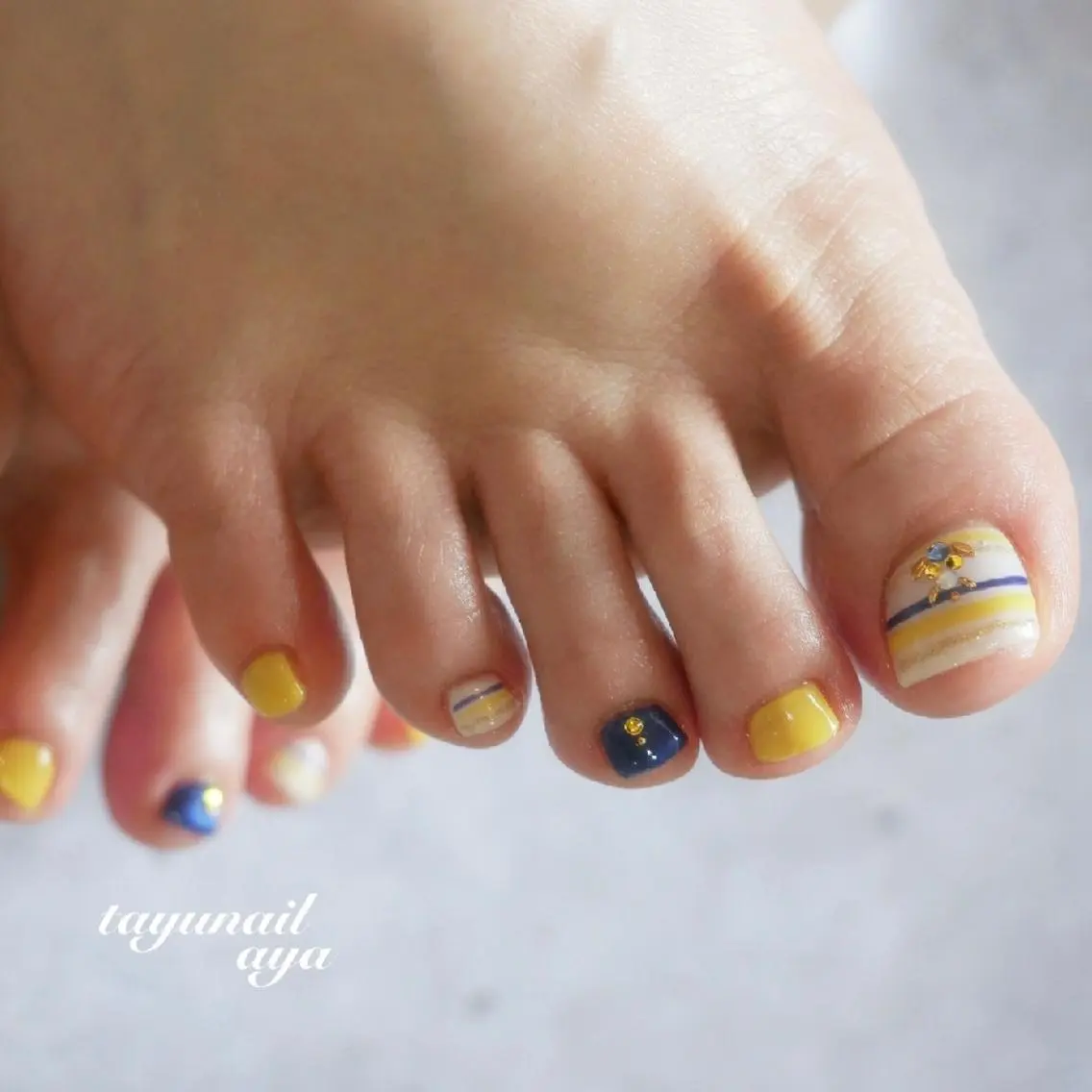 ネイル ブルー ボーダー フットネイル ジェルネイル ネイビー ネイルサロン 【たゆnail】のネイルデザイン