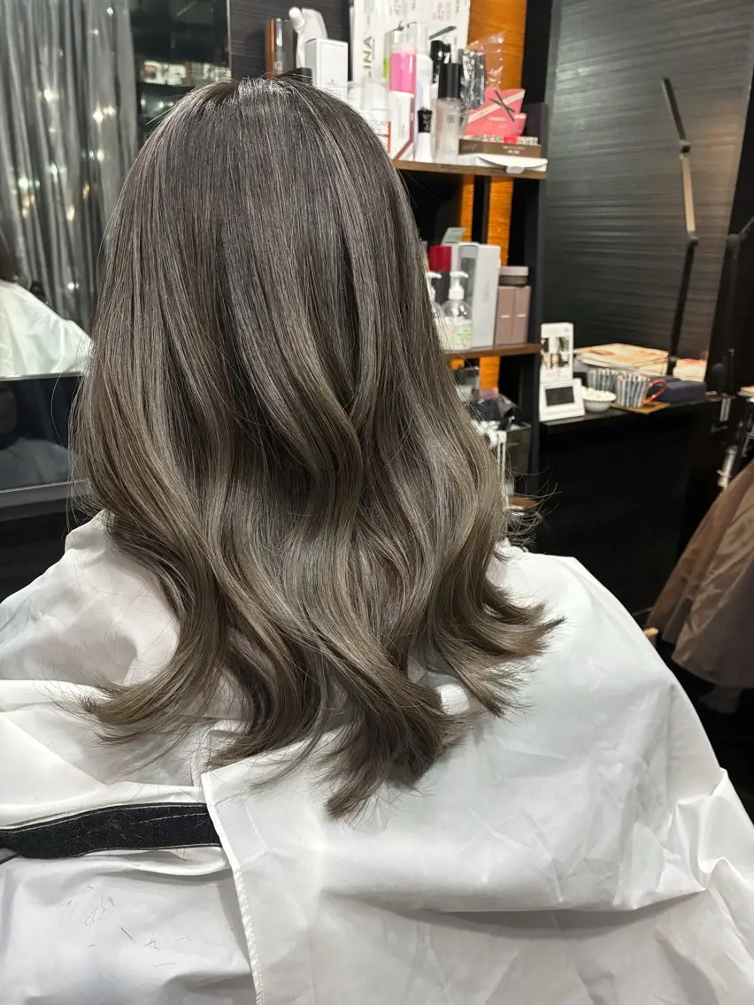 ミディアム カラー グレージュ ハイライトカラー ハイライト カット ヘアカラー 山本 雅由のヘアスタイル