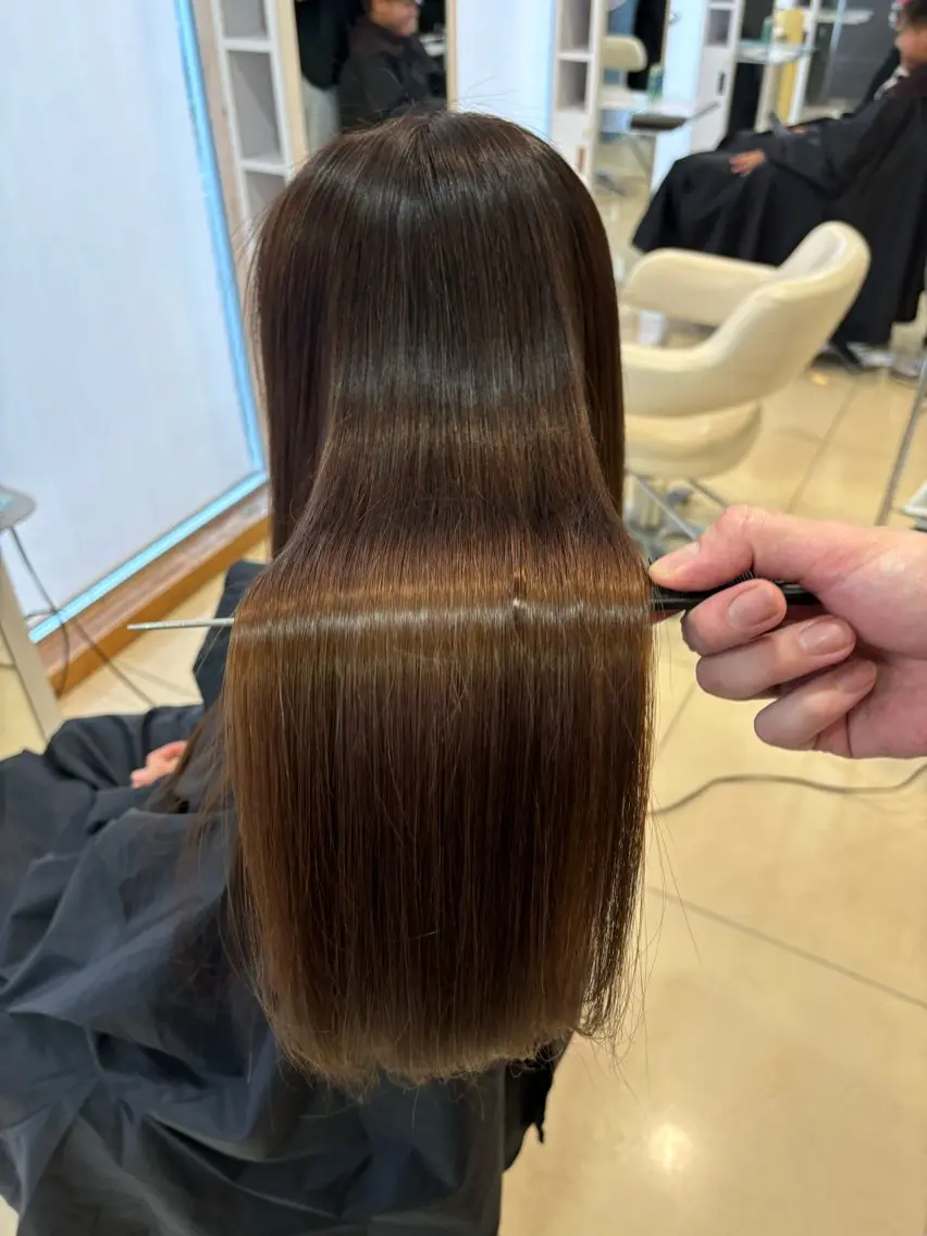 🪽後ろ姿も綺麗に🪽【✨️風になびく艶サラ美人髪へ✨️】こだわり髪質改善ストレート+補修トリートメント💖🫧の写真