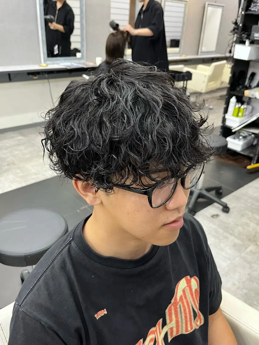 ショート パーマ メンズ 波巻きパーマ カット パーマ トリートメント ブリーチ有無Wカラー メンズパーマ大成のヘアスタイル