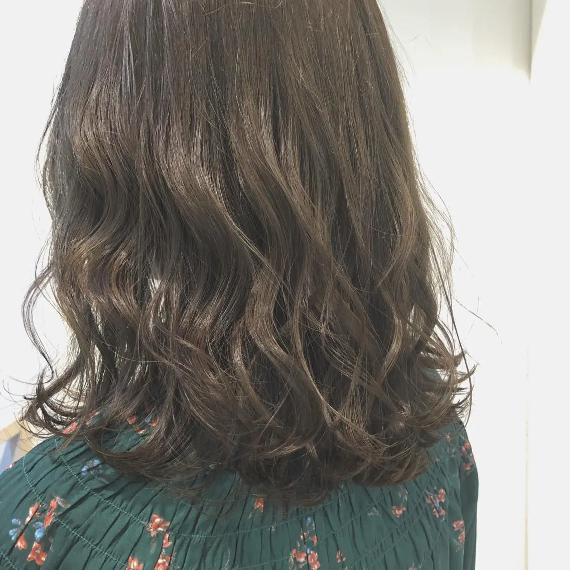 ミディアム カラー TRENCH 相澤 果歩のヘアスタイル