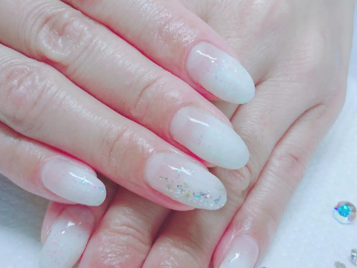 ネイル グラデーション ホワイト プライベートサロン Rosy Lilyのネイルデザイン