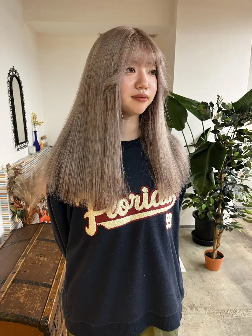 セミロング カラー ブリーチ グレージュ ミルクティーグレージュ ヘアカラー トリートメント 🩷ハイトーン透明感 レイヤー🩷ユリカのヘアスタイル