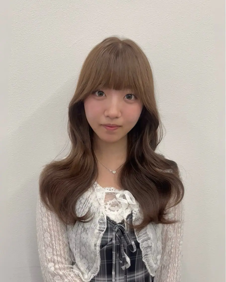 ロング カラー パーマ アッシュ アッシュグレー アッシュグレージュ ベージュカラー ブリーチ カット ヘアカラー トリートメント akira｜ 透明感ベージュ｜梅田のヘアスタイル