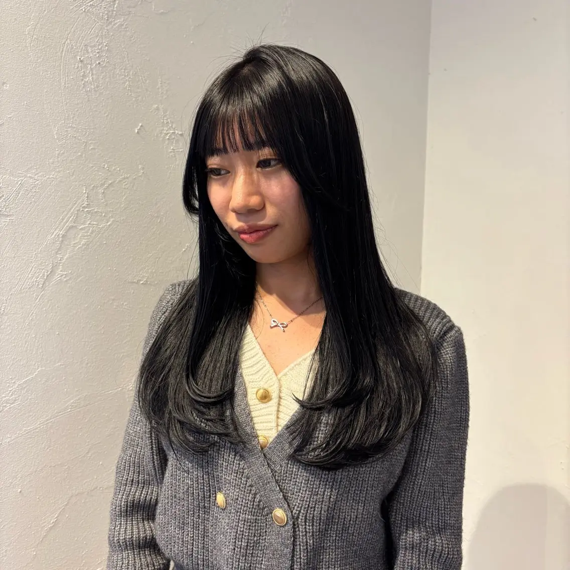 ロング カラー 黒髪 レイヤーカット ロング ローレイヤー mina / 透明感ベージュカラーのヘアスタイル