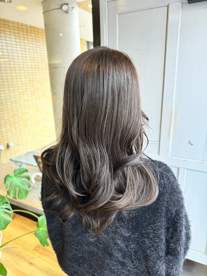 ロング カラー アッシュ アッシュグレー ヘアカラー トリートメント ツキダテ ユイのヘアスタイル