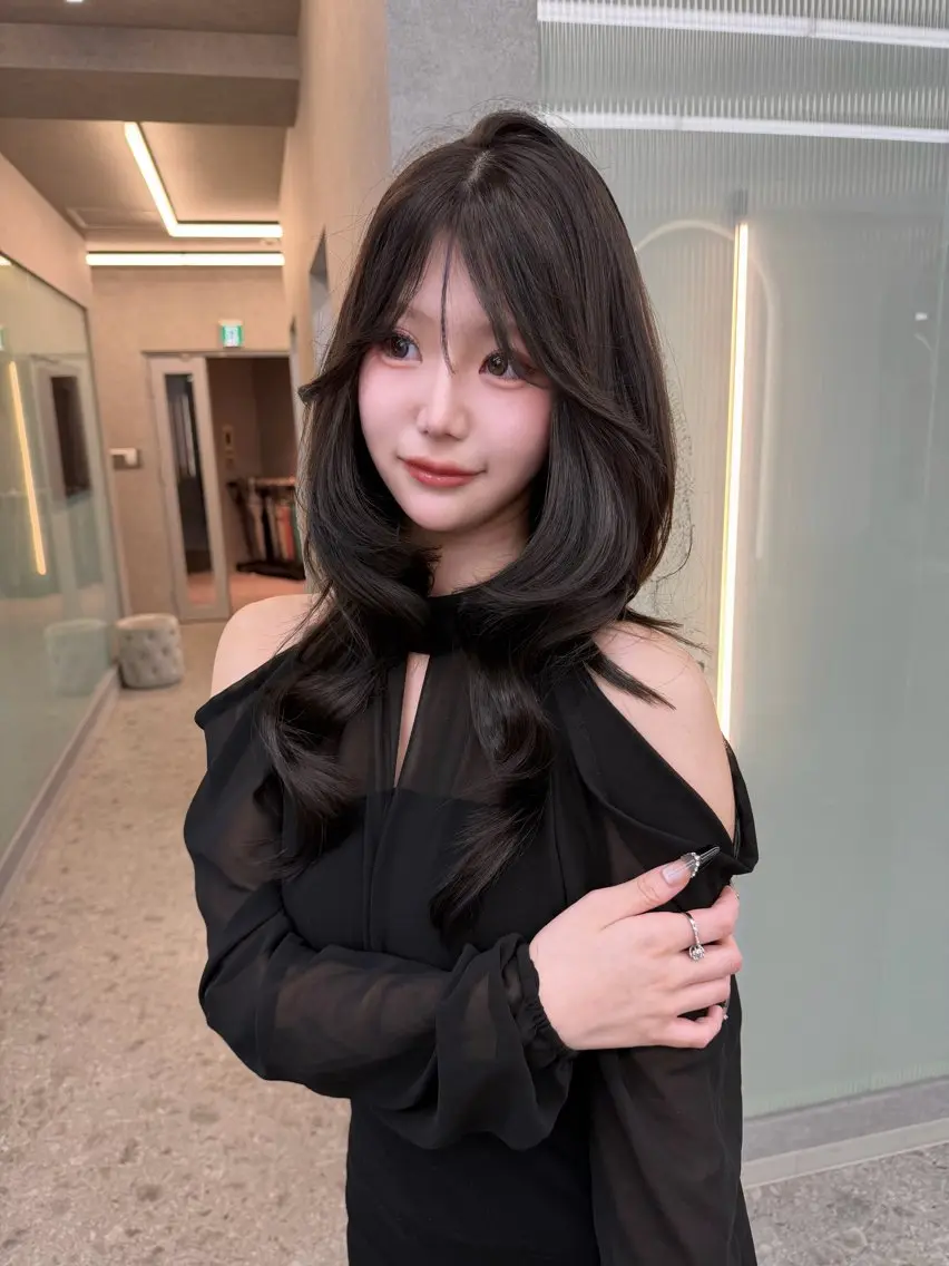 ロング カラー ヘアアレンジ 顔まわりレイヤー レイヤーカット 小顔カット ワンホンヘア🖤 /miyuのヘアスタイル