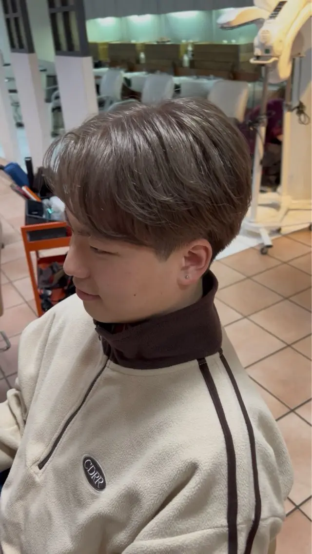 🎨【ダメージ最小】メンズカット+ケアブリーチ+カラー+TR「ブリーチ初心者も安心◎透明感カラーに」の写真