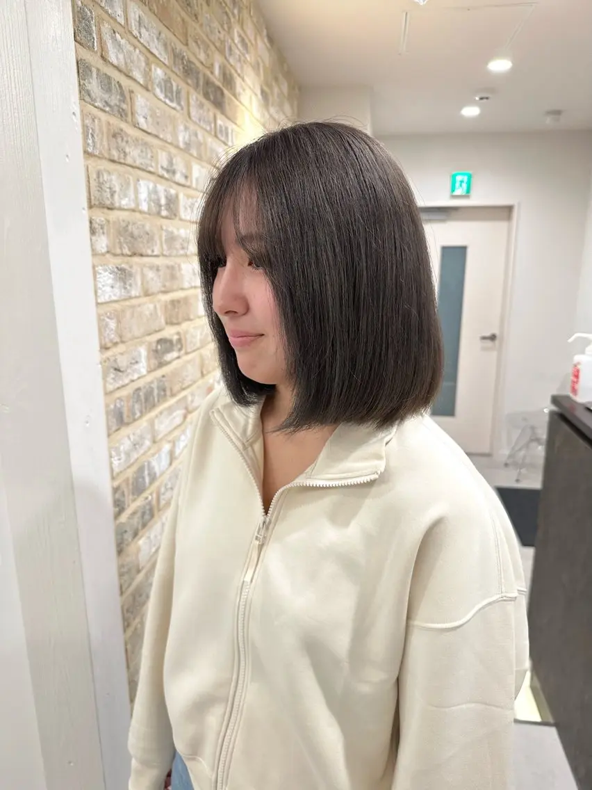 カラー ブリーチ グレージュ オリーブグレージュ オリーブグレー kano🌈ハッシュ カット/レイヤーのヘアスタイル