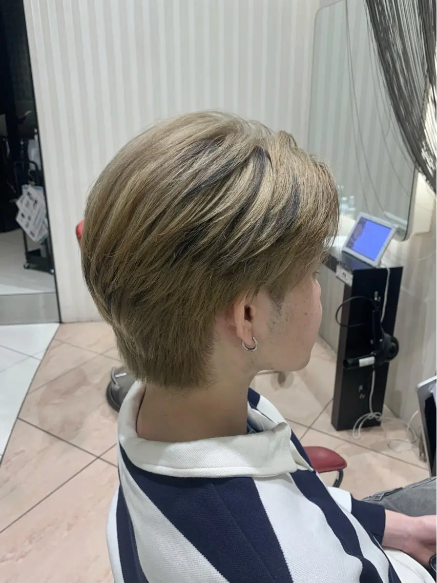カラー メンズ メンズブリーチ メンズハイライト ブリーチ ハイライトカラー 松原 梨華のヘアスタイル