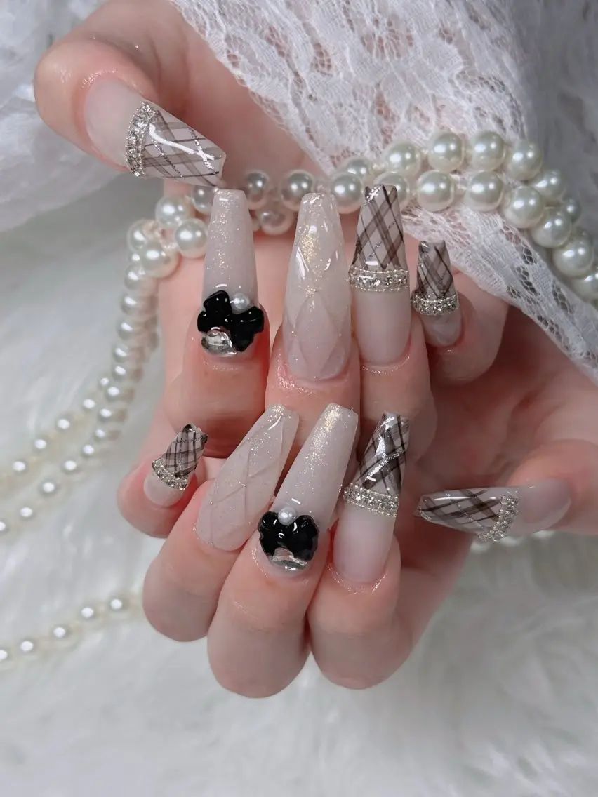 ネイル フレンチネイル ジェルネイル ガラスフレンチ ハロウィン ハート H.baby Nail Salonのネイルデザイン