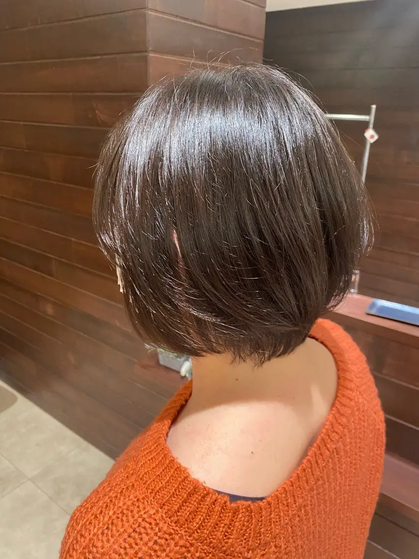 ショート カラー グレージュ 井上 万由のヘアスタイル