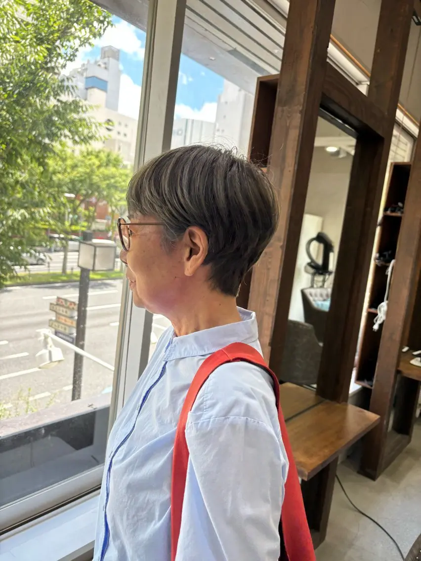 ショート カラー ブリーチ ケアブリーチ グレージュ オリーブグレージュ オリーブグレー ショート・パーマ・デ ザインカラー/むつみのヘアスタイル