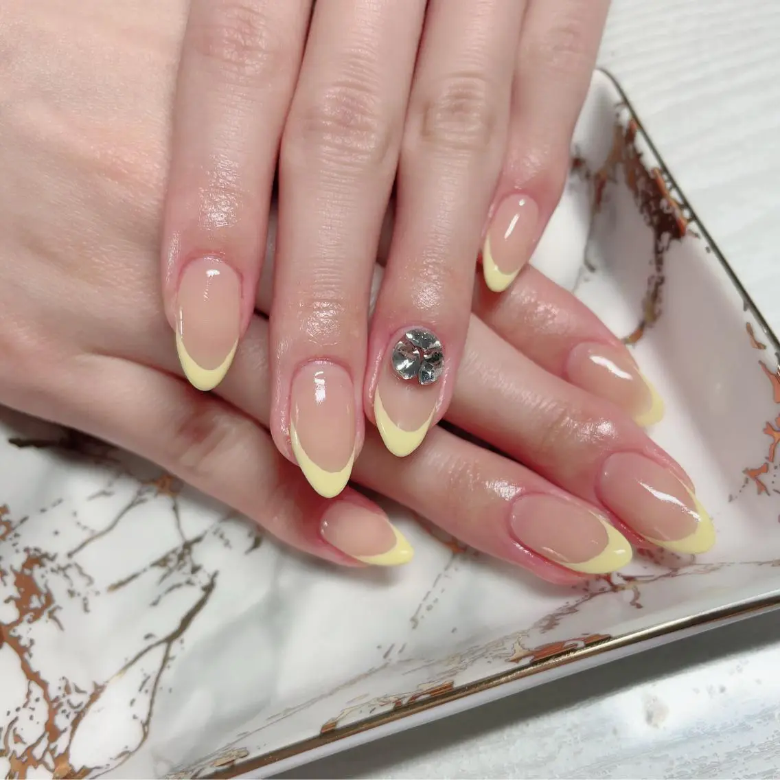 ネイル フレンチネイル ストーンネイル 黄色 Baby Nailのネイルデザイン