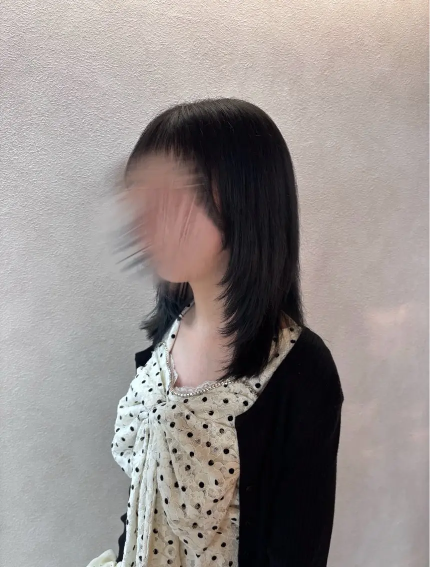 セミロング カラー 黒髪 ブルーカラー ブルーブラック 透明感カラー レイヤーカット カット ヘアカラー 三澤 乙葉のヘアスタイル