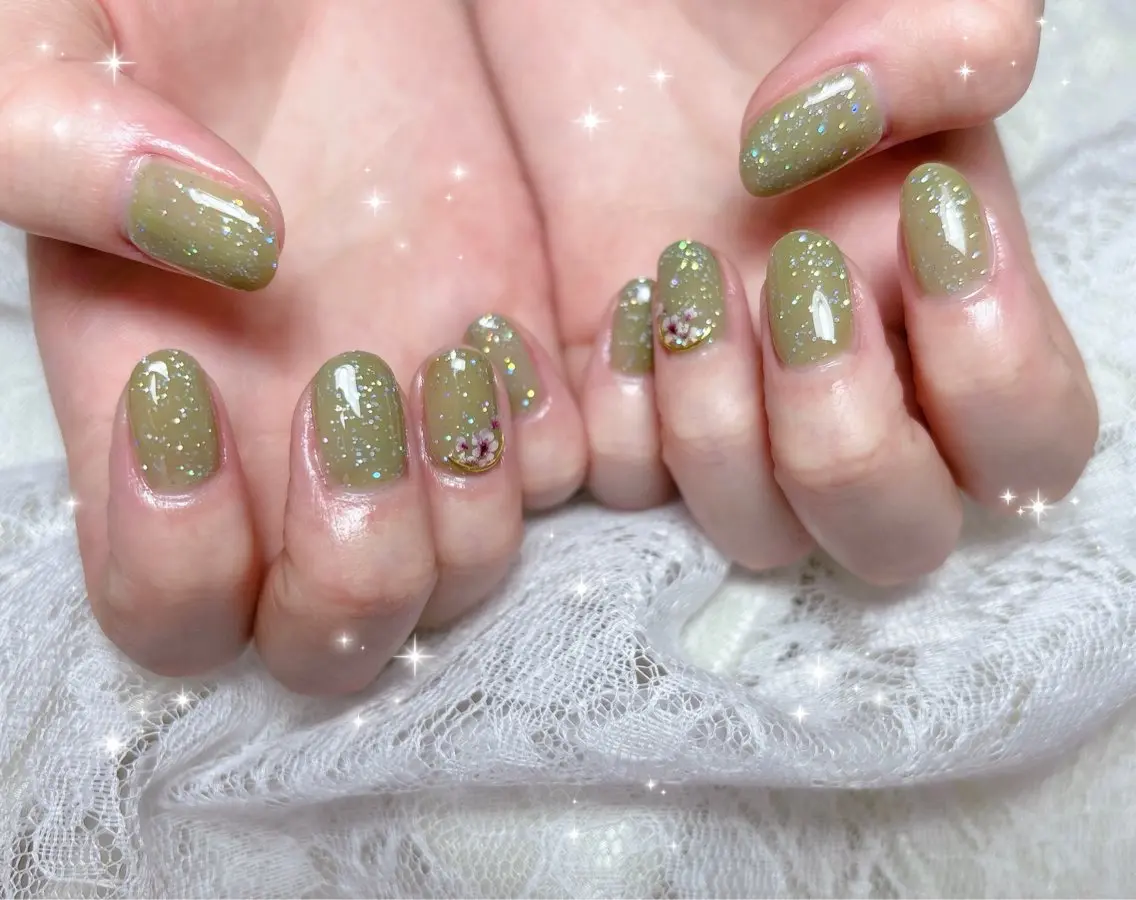 ネイル グリーン キラキラネイル ハンドネイル FLARE NAIL フレアネイルのネイルデザイン