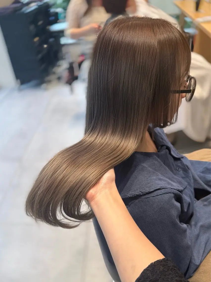 ミディアム カラー ヘアカラー トリートメント ヘッドスパ ヘアセット ミオ💎ショート 透ける暗髪のヘアスタイル