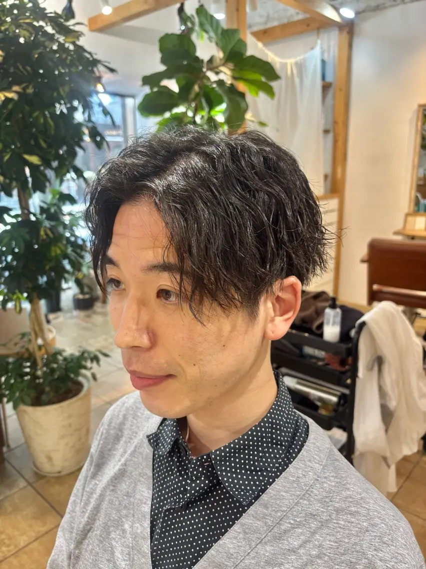 ショート パーマ メンズ センターパート メンズパーマ メンズツイストパーマ ツイストパーマ カネコ ナナミのヘアスタイル