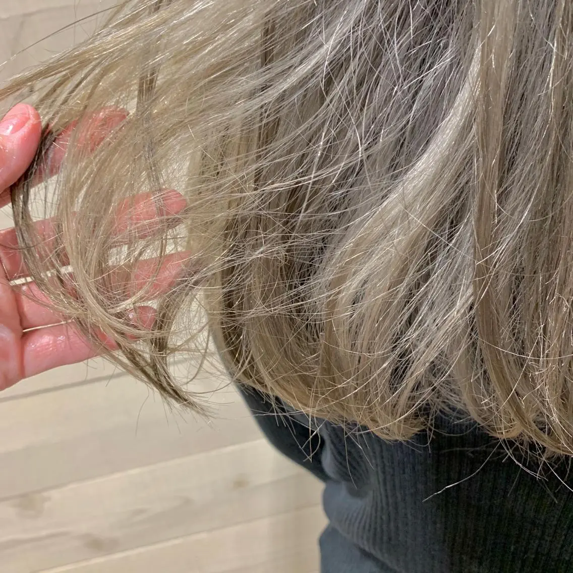 ロング カラー ベージュカラー ミルキーベージュ クワハラ イオリのヘアスタイル