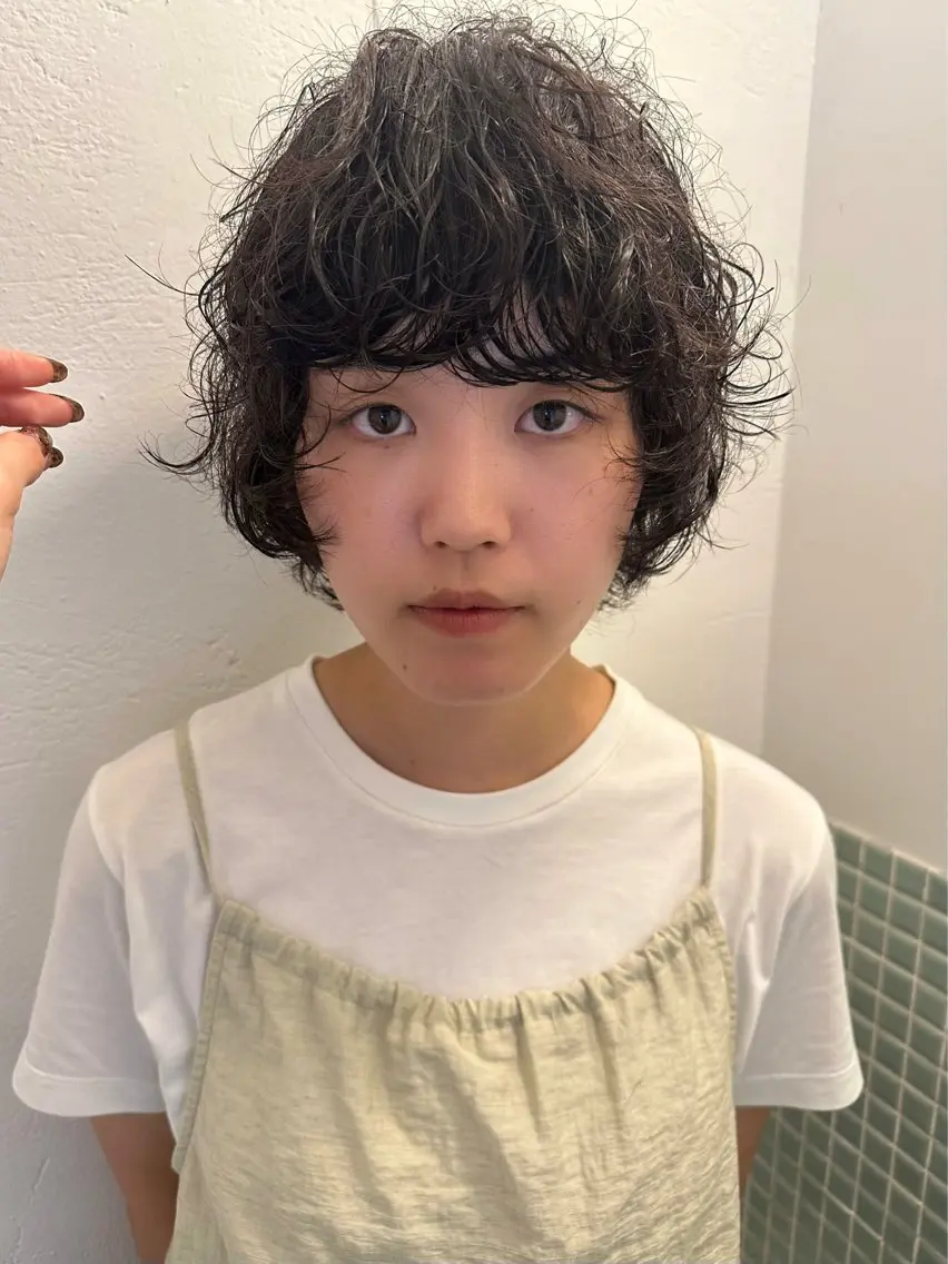 ショート パーマ 顔周りカット レイヤーカット ショートヘア ウルフカット パーマ 村岡 桃果のヘアスタイル