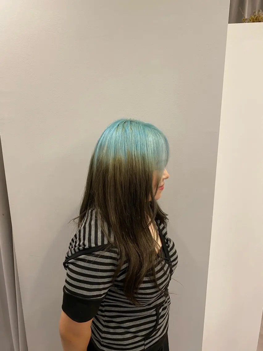 ロング カラー グレージュ ハイトーンカラー ミント カット ヘアカラー 出井 ひよりのヘアスタイル