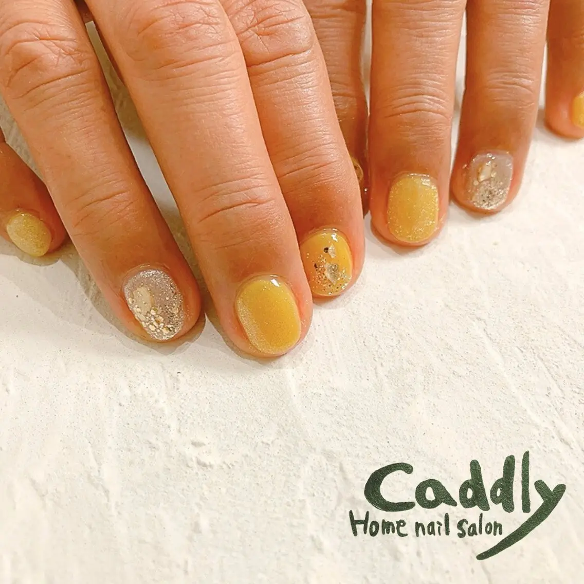 ネイル アートネイル ゴールド ニュアンスネイル ホワイト 黄色 caddly naoのネイルデザイン