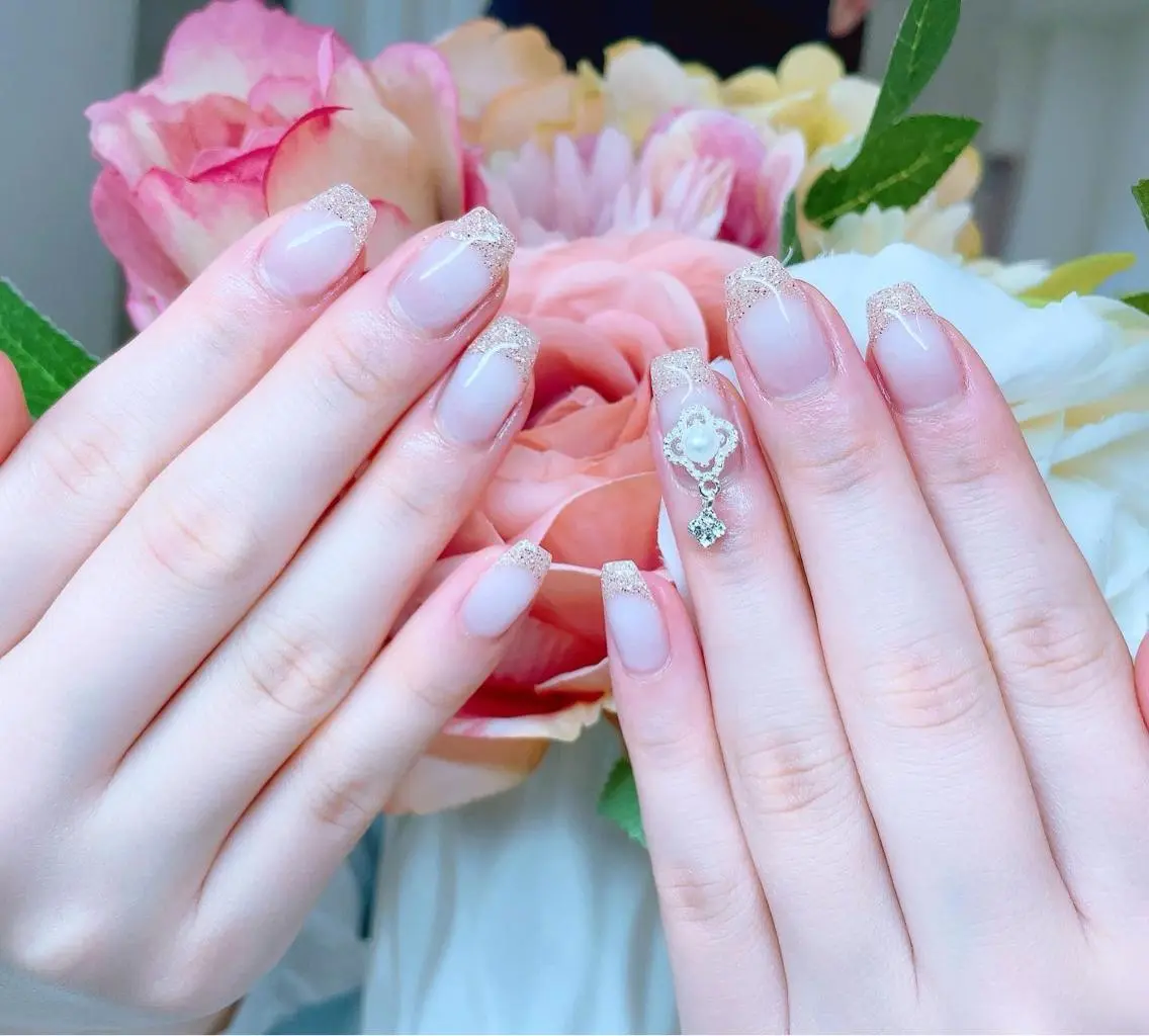 ネイル オーロラネイル フレンチネイル ジェルネイル ハードジェル キラキラネイル Lilas Nailのネイルデザイン